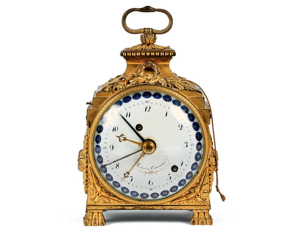 Null 一个镀金的铜制军官钟，装饰着橡树叶和月桂花环。白色珐琅的表盘上有白色、蓝色和金色珐琅的日历日，具有DUBUISSON或COTEAU的风格。
COTEA&hellip;