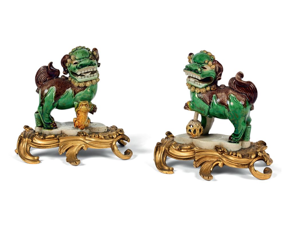 CHINE Pair of standing dogs on an oval base in green, manganese violet and yello&hellip;