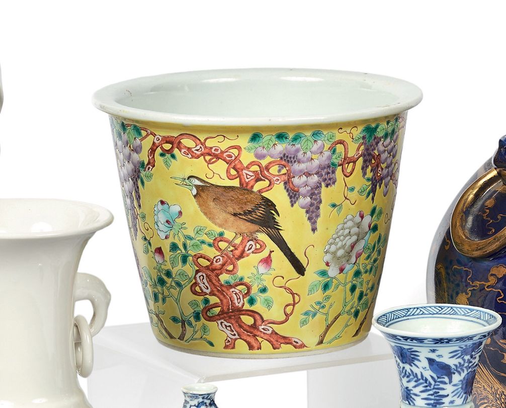 CHINE 一个壶托，黄底上有葡萄、花枝和鸟的多色刻画装饰。
道光时期。
高度：14,5厘米