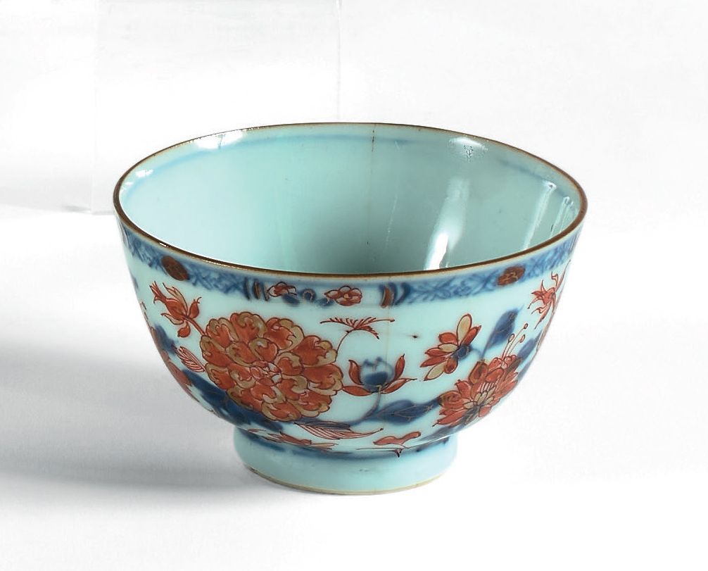 JAPON IMARI Bol en porcelaine à décor à dominante bleue (fêle).
Porte une ancien&hellip;