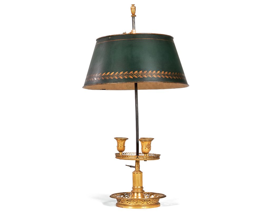 Null Lampe bouillotte en bronze doré à trois lumières. Base à cuvette ajourée de&hellip;