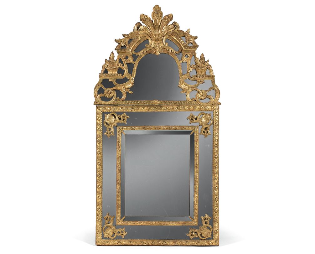 Null Specchio in legno dorato con decorazione floreale e cestino fiorito.
Stile &hellip;