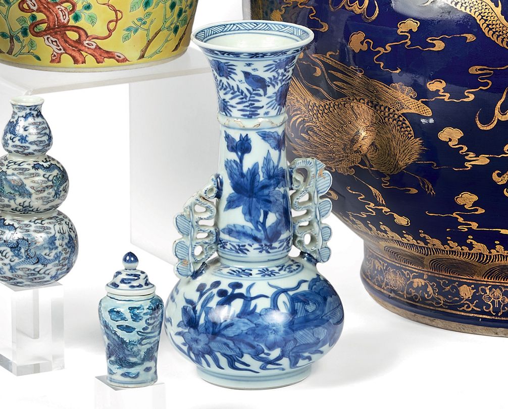 CHINE 喇叭口花瓶，有两个龙形把手，在白底花鸟交替的带子上有蓝色珐琅装饰。
18世纪，清朝时期（碎片和一个把手修复）。
高度：20厘米