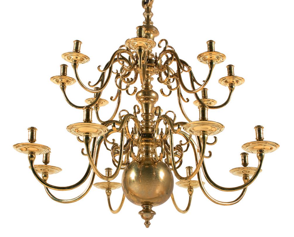 Null 荷兰风格的鎏金黄铜吊灯，两排有16个灯臂。
17世纪风格的轴和17世纪的分支。
高度：114厘米 - 直径：约114厘米