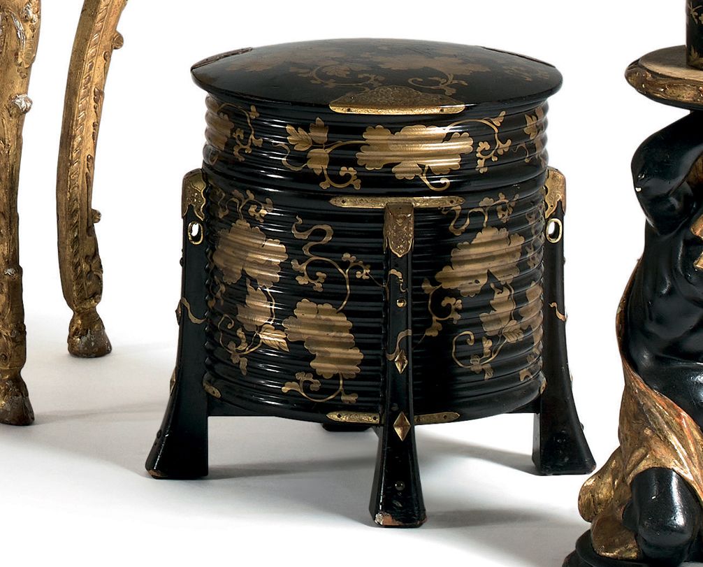 JAPON Circular lacquered chest. Rests on four feet.