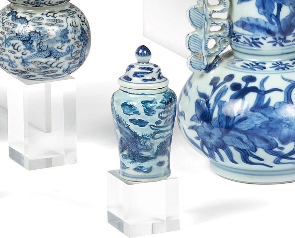 CHINE 阳台形式的小型有盖花瓶，白地上有蓝色珐琅彩装饰的龙和云，边上有网。
有标记。
18世纪，雍正时期（脚上有缺口）。
高：7,5厘米