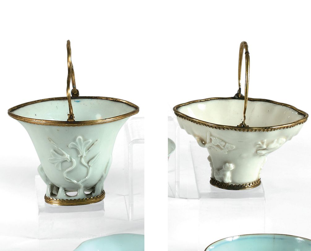 CHINE 两个白瓷碗，浮雕装饰有梅花枝，镀金铜座，带活动手柄（小缺口）。
高度：6和7.5厘米