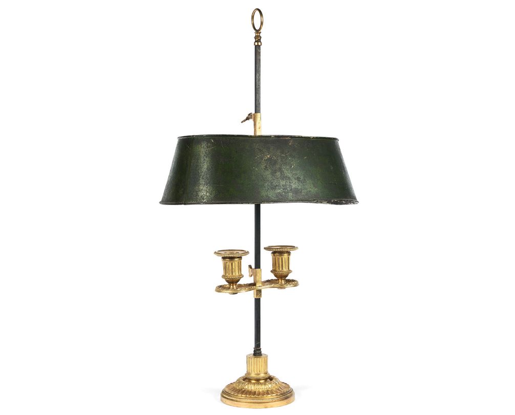 Null Lámpara de dos luces de bronce dorado y cincelado. Las bocinas están acanal&hellip;