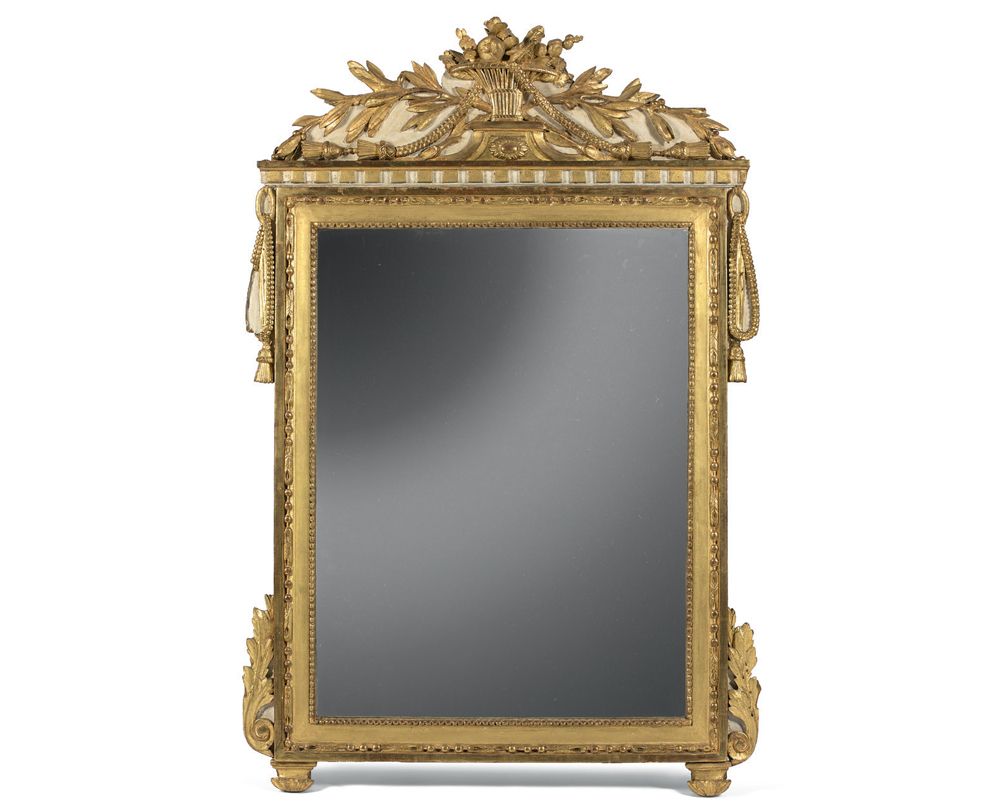Null 一面灰色漆面的木质镜子，雕刻着金色的亮点，镜座上装饰着一个水果篮。
路易十六时期（事故和缺失部分）。
119 x 75厘米