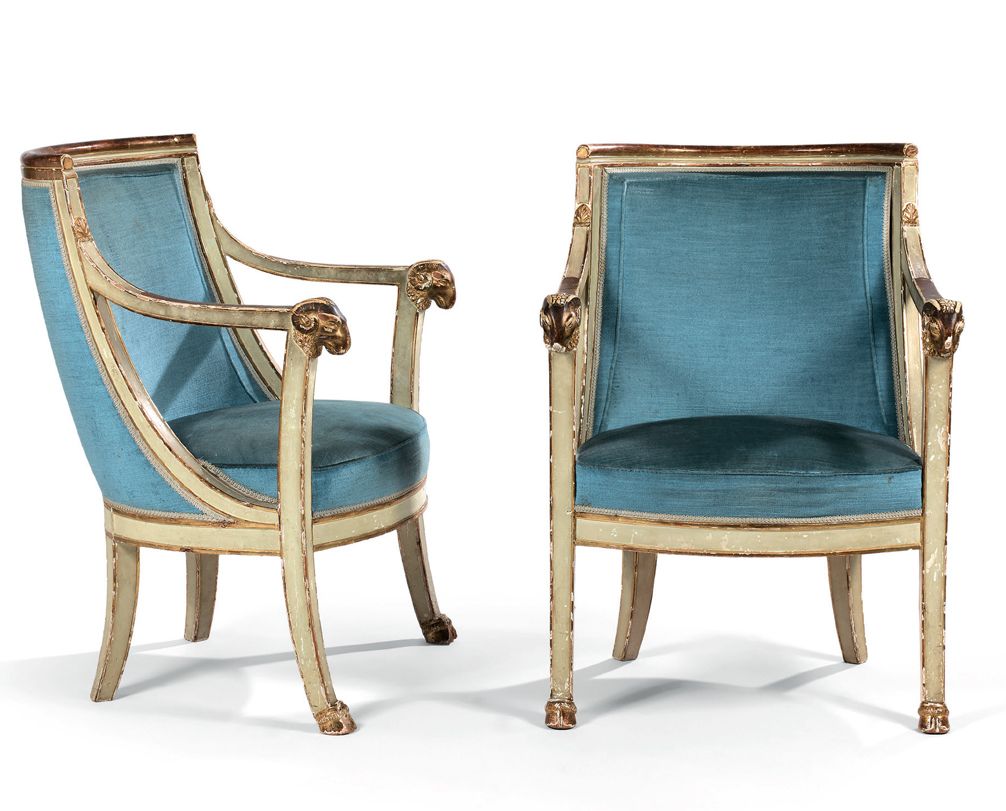 Null Ein Paar Sessel mit gondelförmiger Rückenlehne, grau und gold lackiert. Die&hellip;