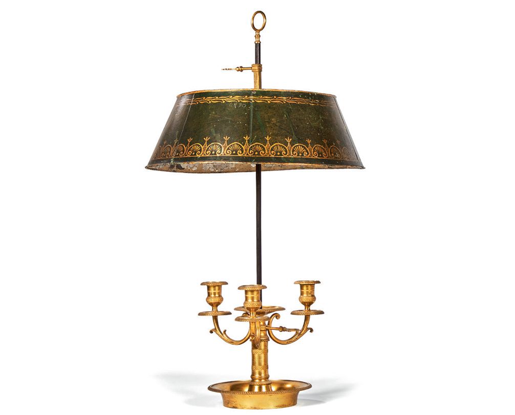 Null Lampe bouillotte en bronze doré à trois bras de lumière mobiles, à décor aj&hellip;