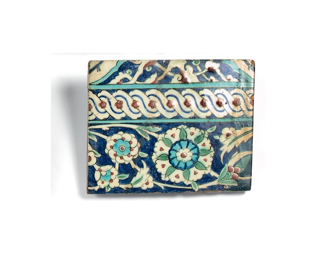 IZNIK Azulejo rectangular de loza silícea con decoración polícroma de roleos fol&hellip;