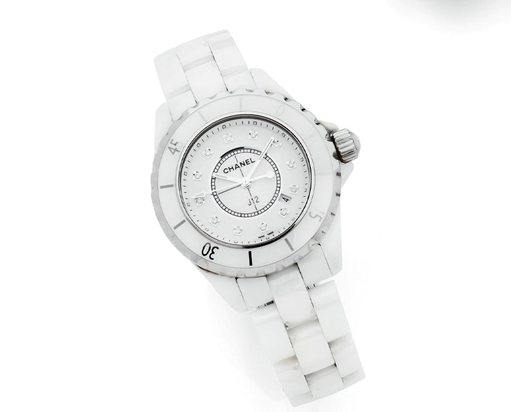 CHANEL J12 QUARTZ 白色陶瓷和精钢腕表，白色表盘，小号明亮式切割钻石时标，银色指针，日期位于四点钟和五点钟之间。白色精钢单向旋转表圈。精钢表底盖&hellip;