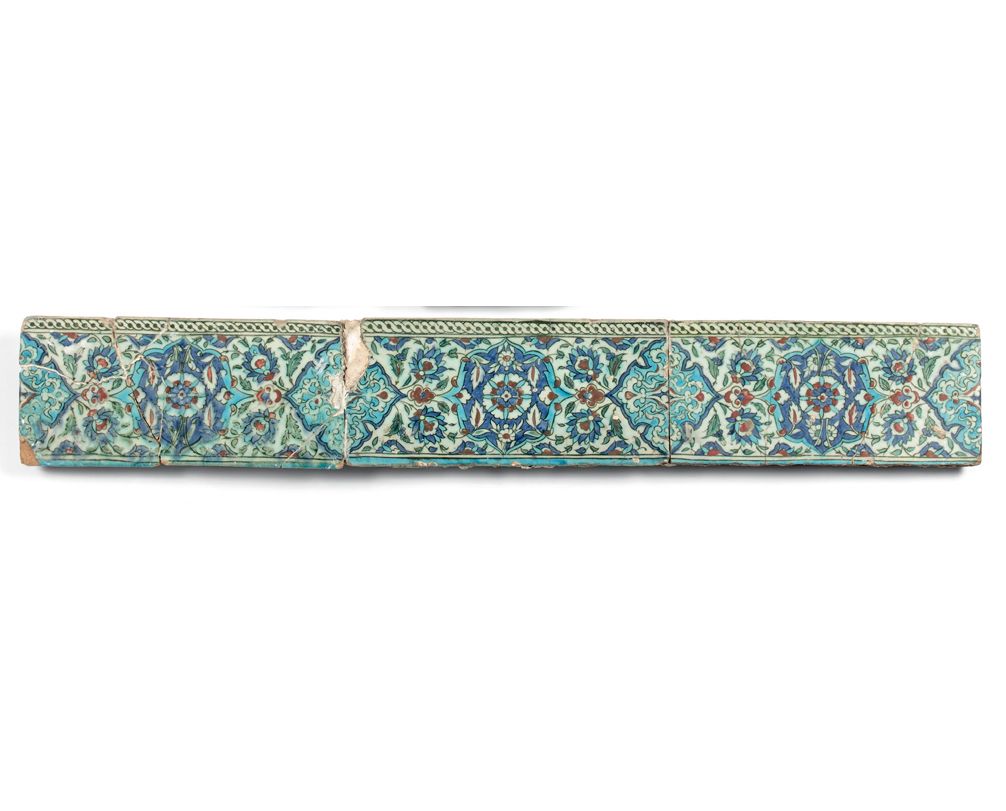 IZNIK 三块长方形的硅质陶器拼接瓦片，上面有蓝色、绿色和红色的多色装饰，交替出现大朵的花卉图案，饰有茎上的花朵，边缘饰有交错的楣饰和绿松石蓝色背景上的一条带&hellip;
