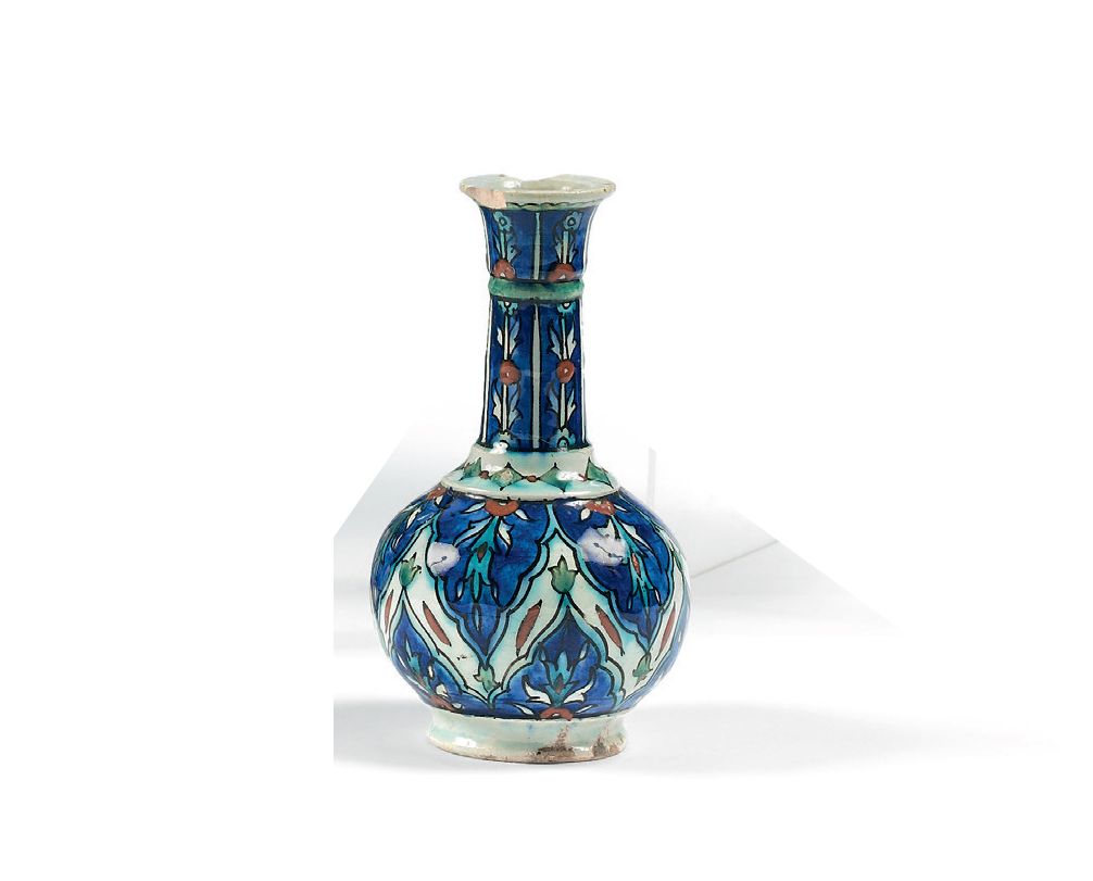 IZNIK, dans le goût de Small necked vase with polychrome decoration of large flo&hellip;