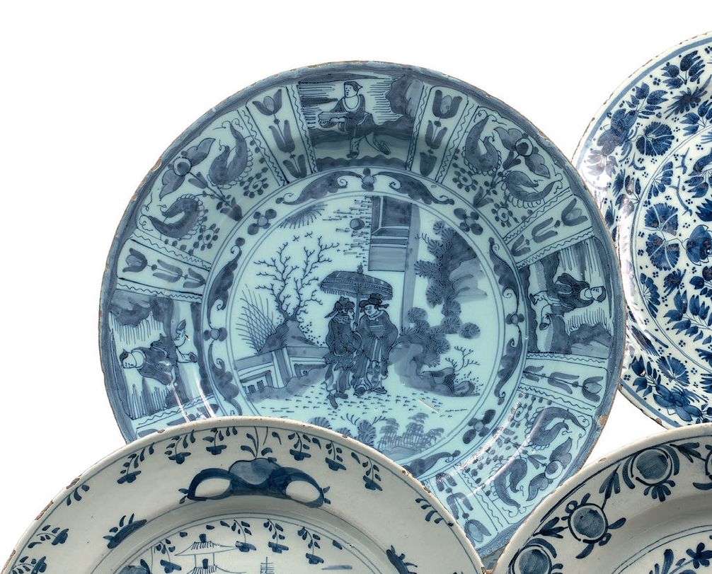 DELFT - XVIIIe siècle Deux plats ronds en camaïeu bleu à décor au centre de pers&hellip;