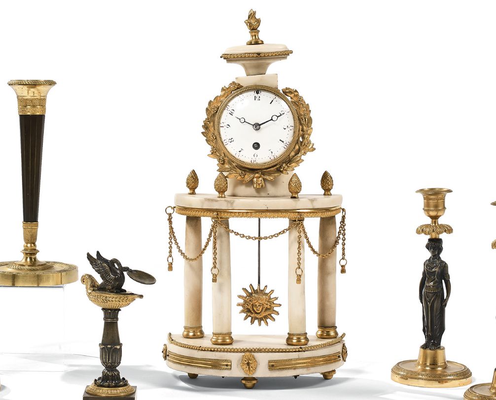 Null Pendule demi-lune en marbre blanc et bronze doré à quatre colonnes de part &hellip;