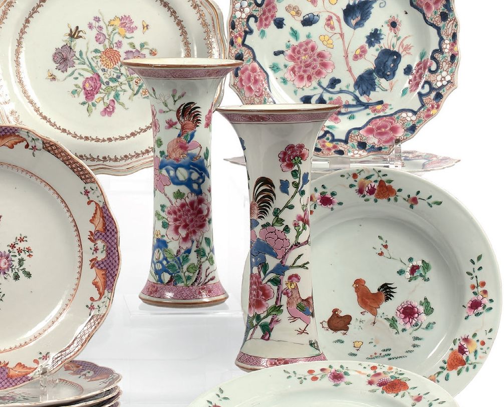 CHINE - XVIIIe siècle Paire de vases cornets en porcelaine de la famille rose à &hellip;