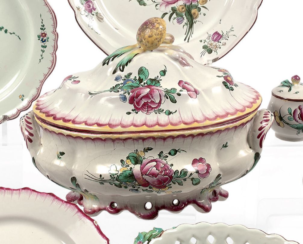 STRASBOURG - XVIIIe siècle Terrine couverte, décor qualité contournée de motifs &hellip;