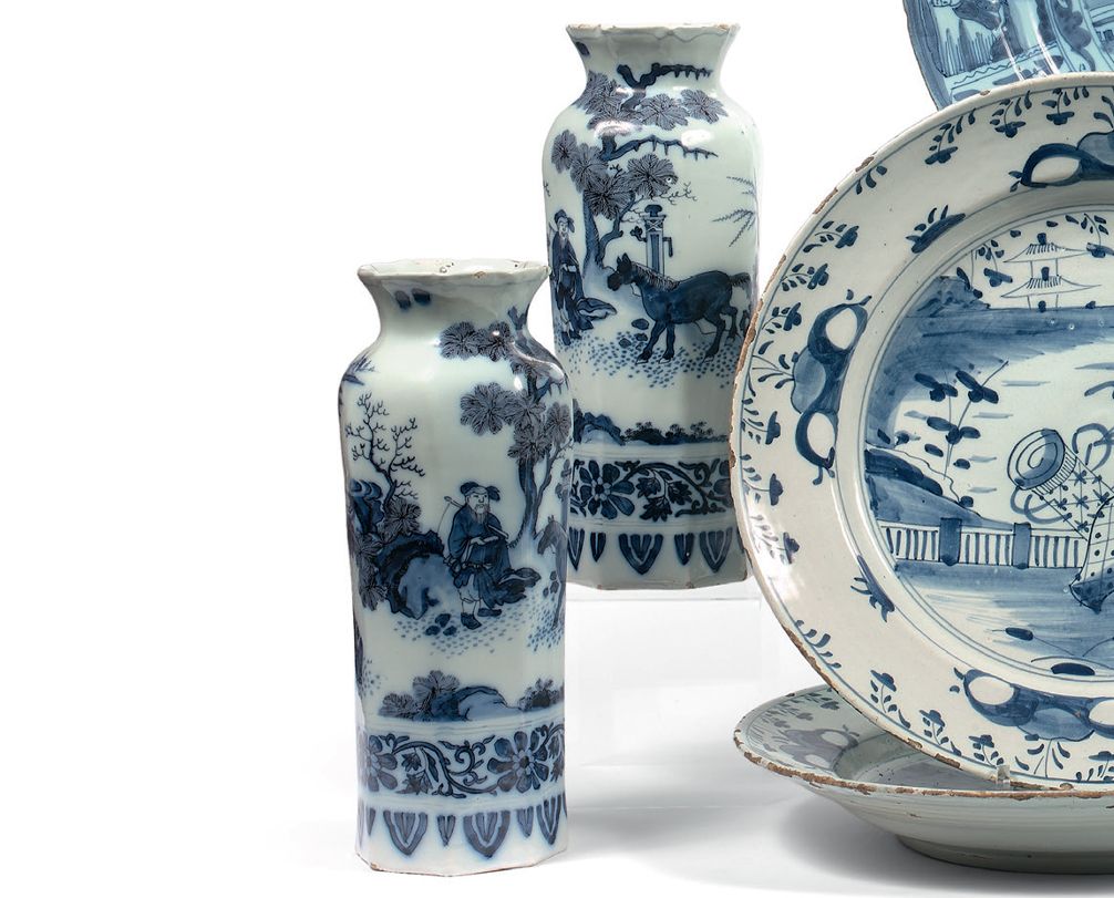 DELFT - XVIIIe siècle Paire de vases à pans coupés à décor bleu et blanc de pers&hellip;