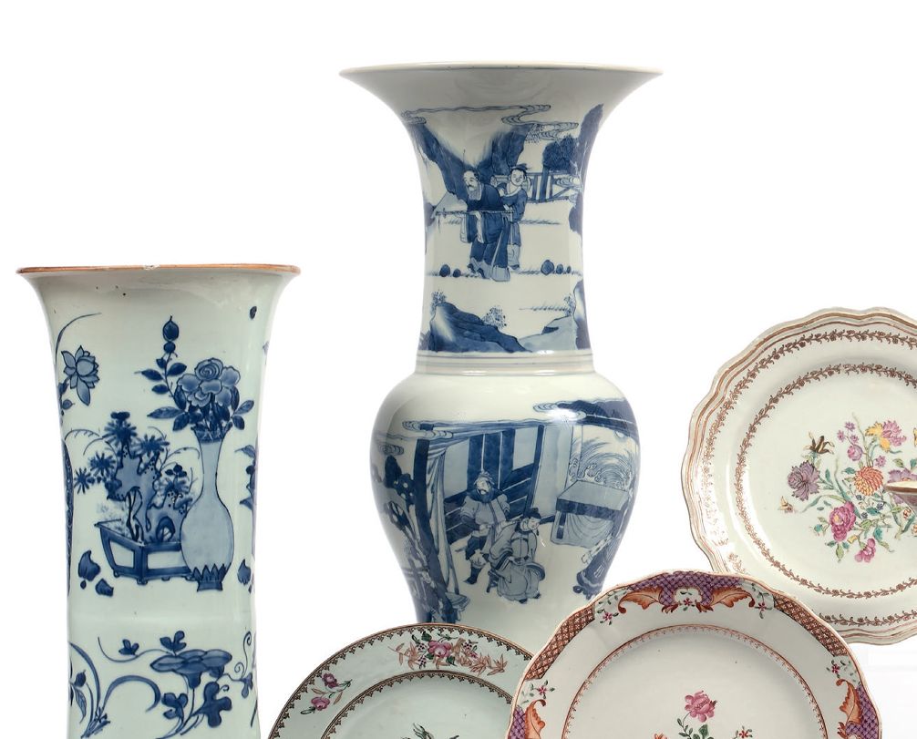 CHINE - XIXe siècle Potiche en porcelaine à décor bleu et blanc de scènes animée&hellip;
