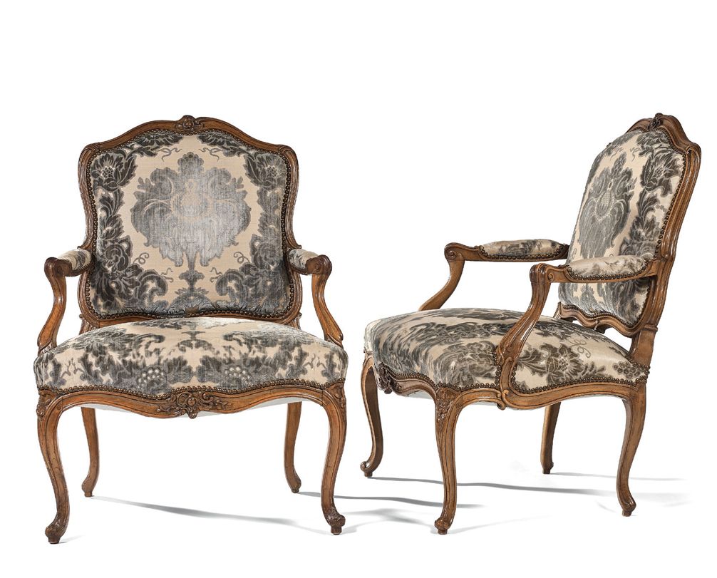 Null Deux fauteuils formant paire, en bois naturel mouluré et sculpté.
L'un esta&hellip;