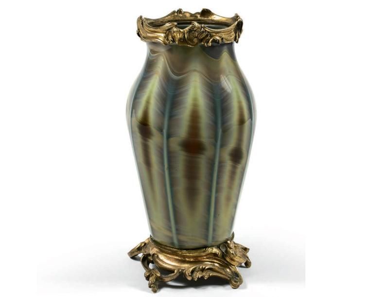 TIFFANY TIFFANY 
Vase en verre marmoréen à imitation de l’Agate. La monture en b&hellip;