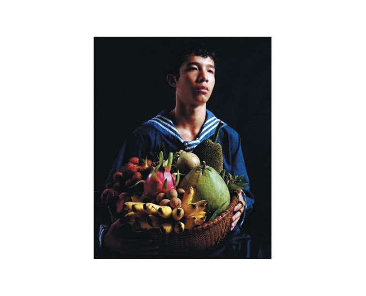Bruce YONEMOTO (1949) Boy with a Basket of Fruit Série Beyond South: Vietnam (Ca&hellip;