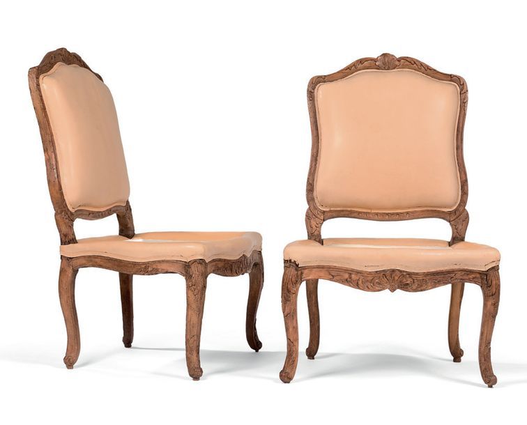 Null Paire de chaises en bois naturel sculpté de volutes mouvementées, pieds cam&hellip;