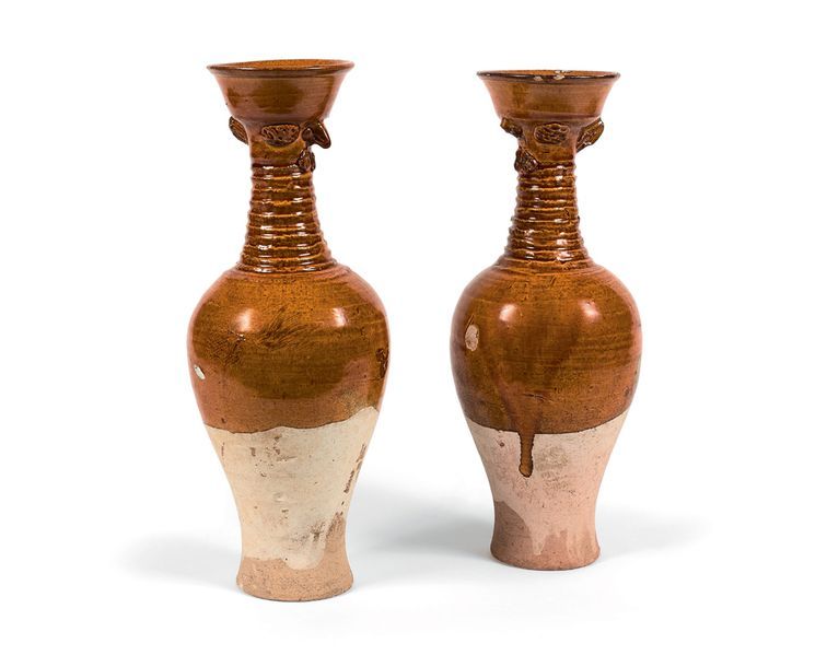 CHINE - Dynastie Liao (907-1125) 
Paire de vases en céramique émaillée ocre, à l&hellip;