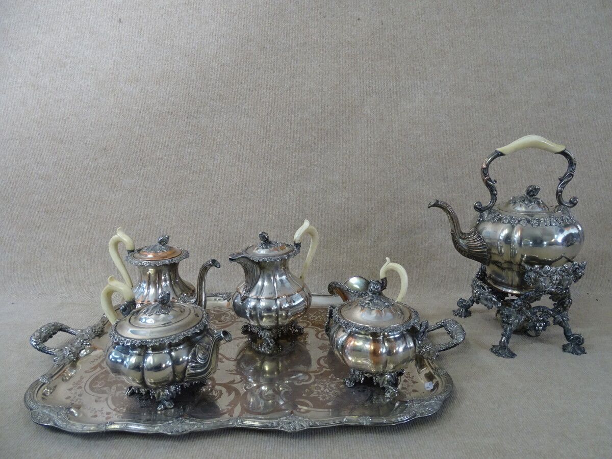 Null 镀银茶具和咖啡具的形状部分，有丰富的潘帕斯装饰，象牙手柄。它包括了：带花纹的托盘、茶壶、咖啡壶、牛奶壶和糖碗。第二帝国。Goldsmith's mar&hellip;