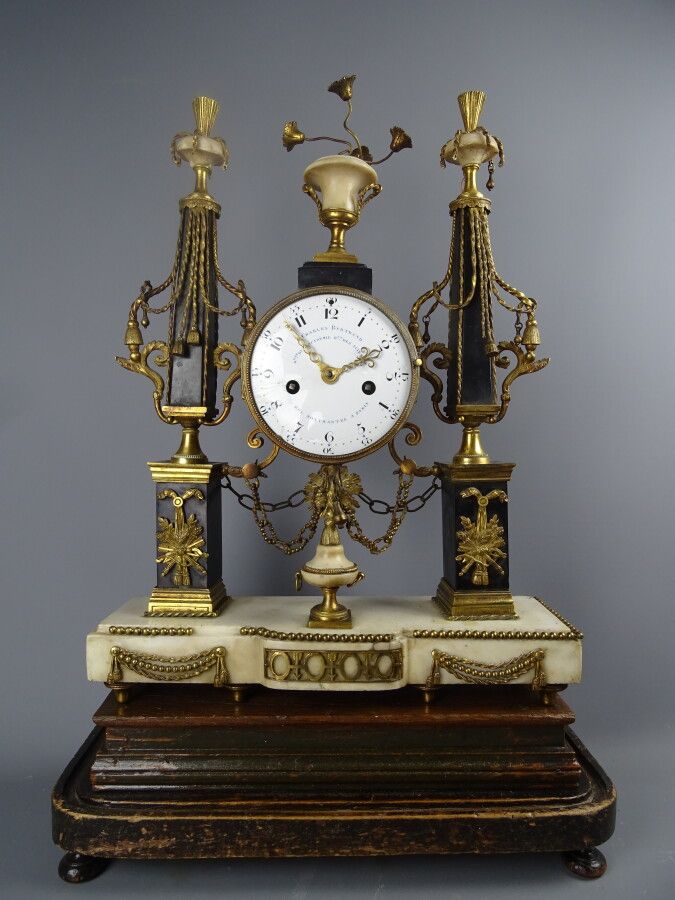 Null Reloj de pórtico en mármol blanco y negro, adornos de bronce. Descansa sobr&hellip;