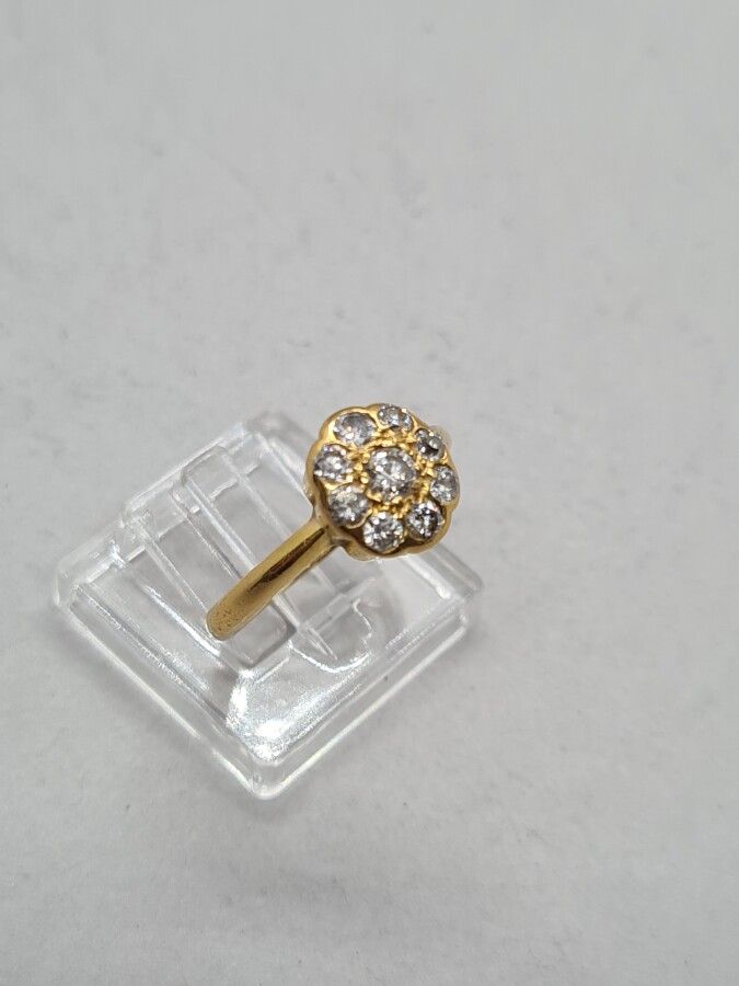 Null 750毫米（18K）金戒指，镶嵌9颗现代切割钻石（1 x 0.10克拉，约8 x 0.05克拉）。TDD : 54.毛重：3,3g