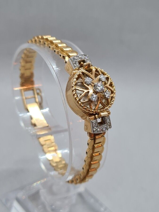 Null SIBER，20世纪50年代的女士腕表，全部采用18K金，圆形表壳，镂空的表壳上镶嵌着4颗现代切割的钻石，750毫米的黄金和铂金附件上铺有8/8切割的&hellip;