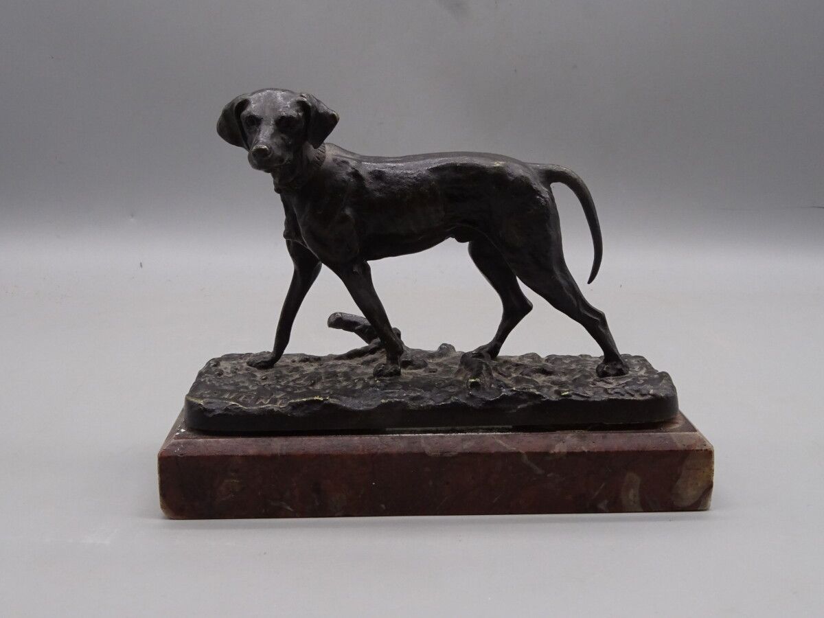Null 皮埃尔-儒勒-梅内（1810-1879）之后，《狗》。青铜雕塑，签名在露台上，红色大理石底座上。总尺寸：11 x 14 x 6厘米。大理石有轻微的破损&hellip;