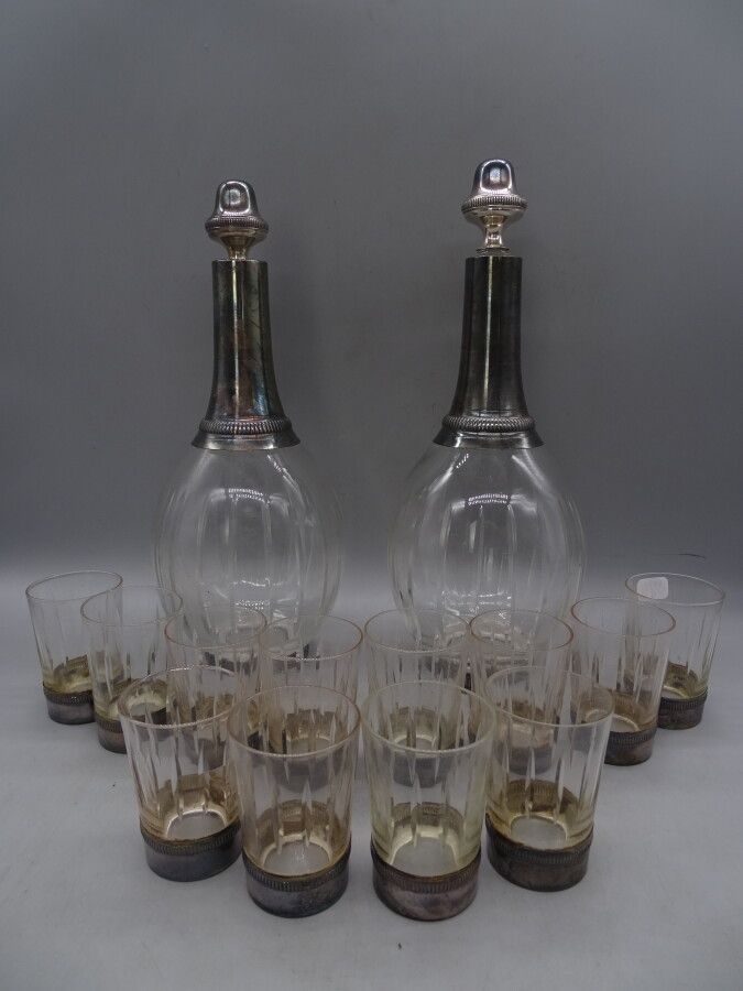Null 盒子里有水晶酒具，银色框架，包括：2个水杯和12个杯子。总毛重：1800克，米诺尔印记。在其案件中。