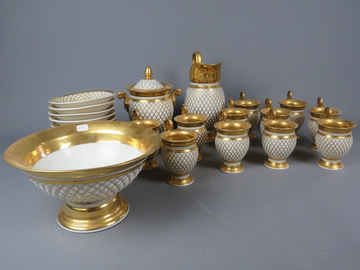 Null 白色和镀金的 "菠萝 "形状的瓷器咖啡服务套装包括：11个杯子和碟子，糖碗，咖啡壶和糖果。糖碗和壶的手都装饰着一张男人的脸。事故、缺口和修复。