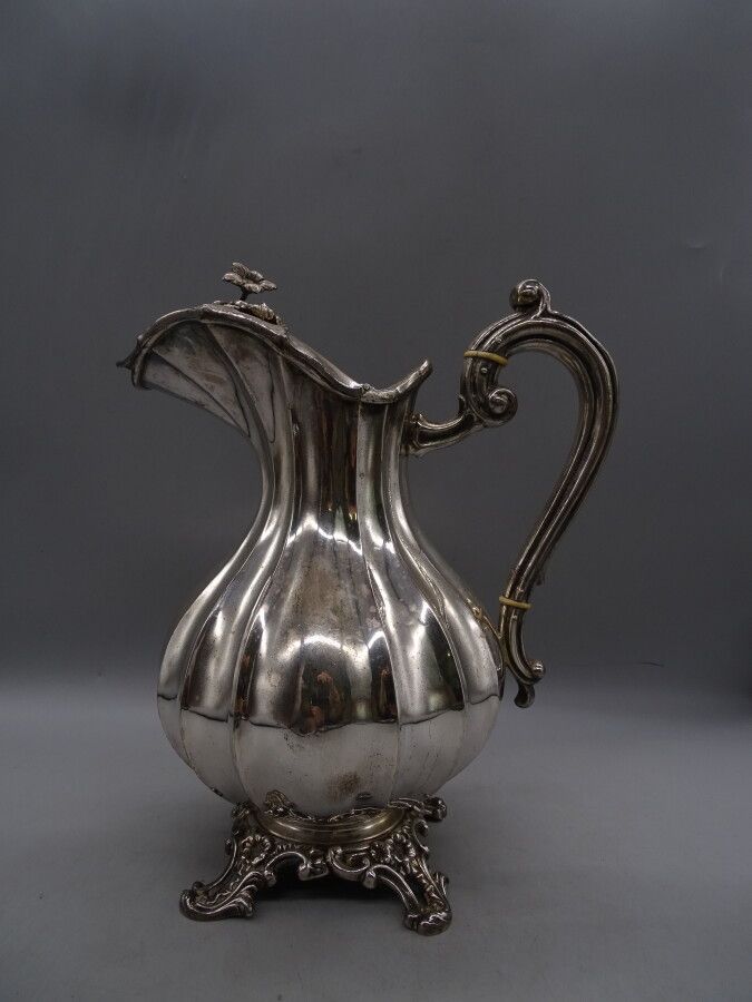 Null 路易十五风格的银质咖啡壶，有纹饰，放在一个四角形的底座上，上面有花和交错的装饰，手柄有象牙。毛重：819克，米诺尔标记。