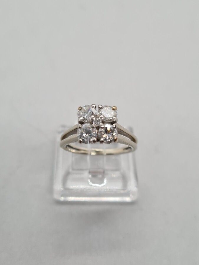 Null Ring aus Weißgold, besetzt mit 4 Diamanten im modernen Schliff von 4 x 0,20&hellip;