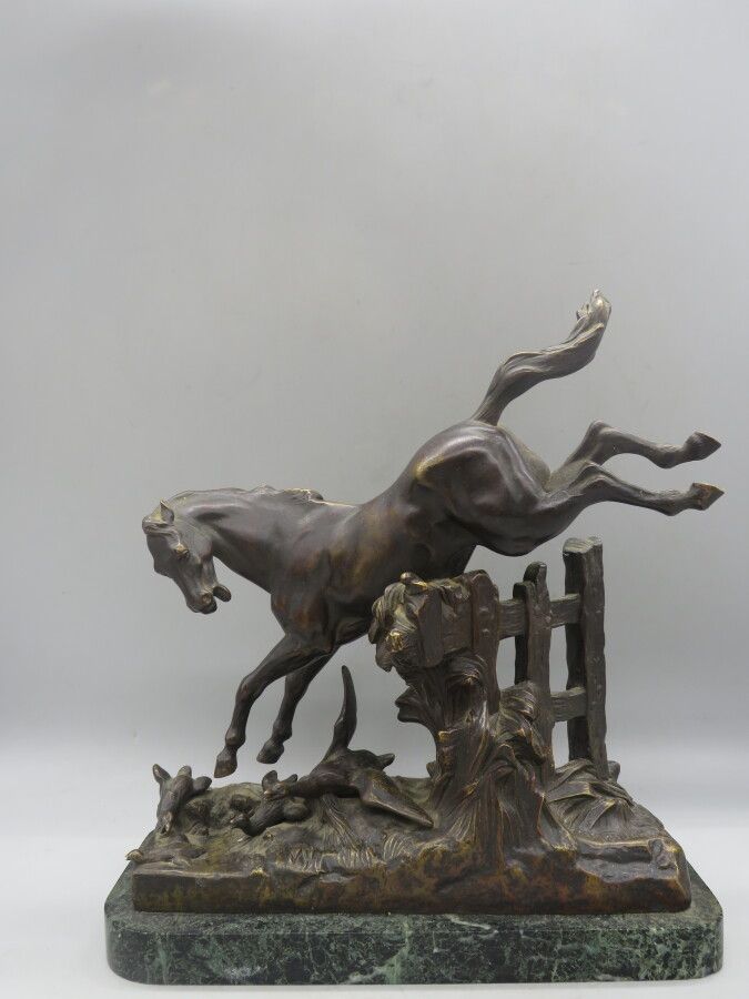 Null Maurice FAVRE (1875-1915)之后。"马匹跳过栅栏，在鸭子池塘里接待"。青铜组，在露台上签有奖章的青铜，放置在绿色大理石底座上。盖&hellip;