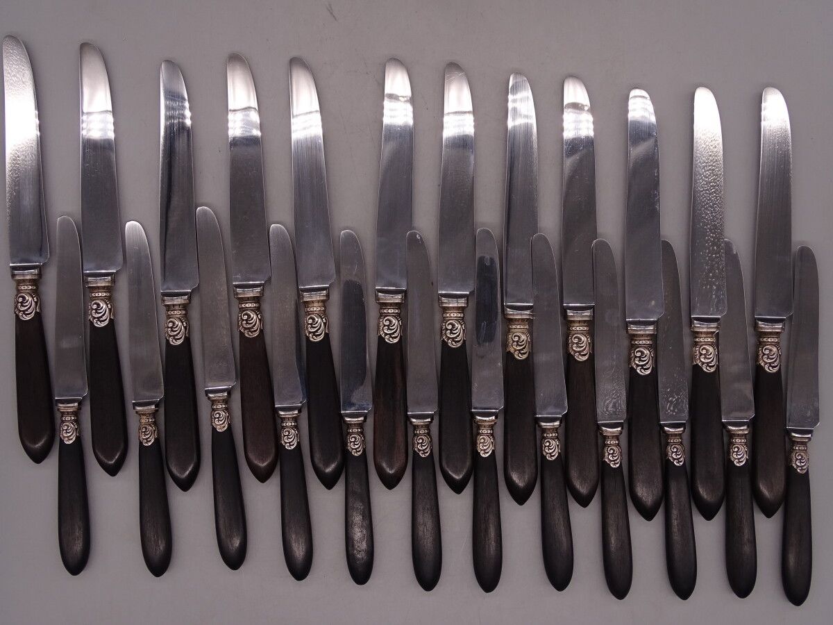 Null 12 große und 12 kleine Messer, geschwärzte Holzgriffe, Zwinge im Stil Louis&hellip;
