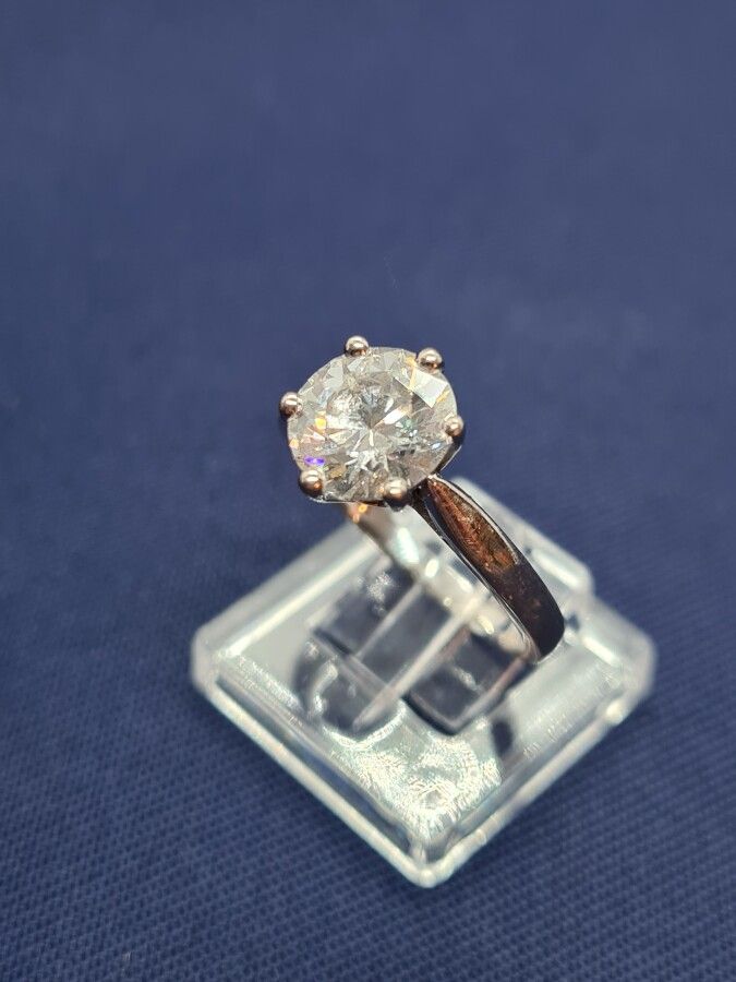 Null 750毫米（18K）白金单颗钻石，镶有一颗现代切割钻石，重约2.20克拉，安装在六个爪子上。毛重：4.4克，老鹰标志。