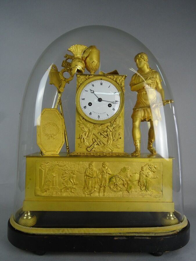 Null 一个镀金的铜钟，装饰着一个在骨灰盒前持剑沉思的罗马士兵。白色珐琅表盘上有罗马数字，标有 "Le Roy, Horloger du Roi à Pari&hellip;