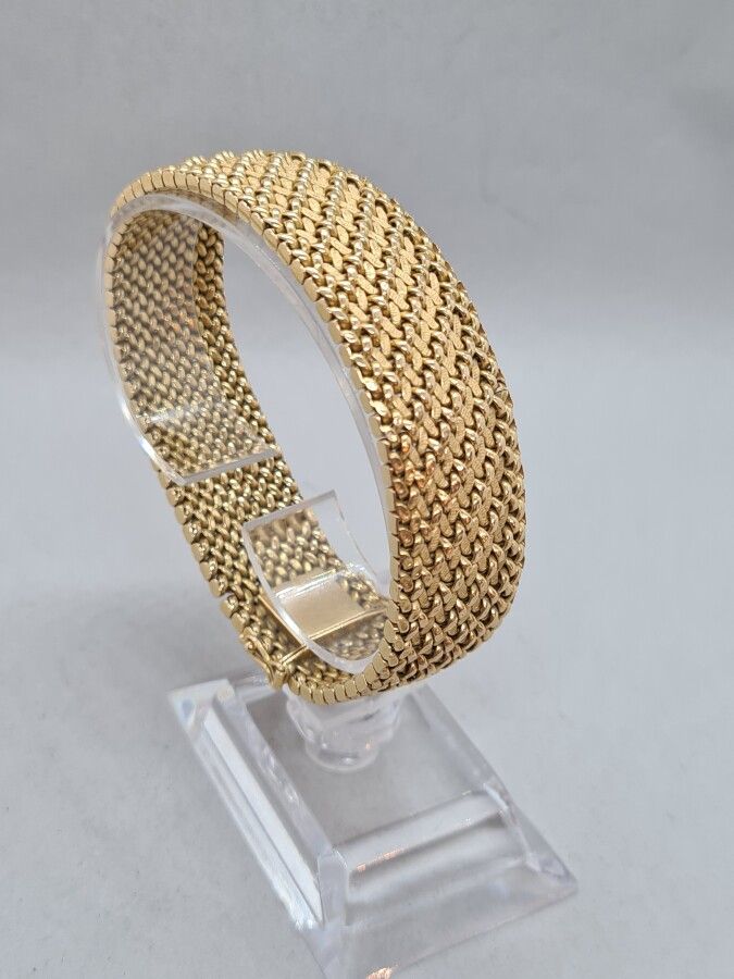 Null Gold cuff bracelet 750 mm (18 K). Dimensions: l. 19 cm, thickness 2 cm. Wei&hellip;