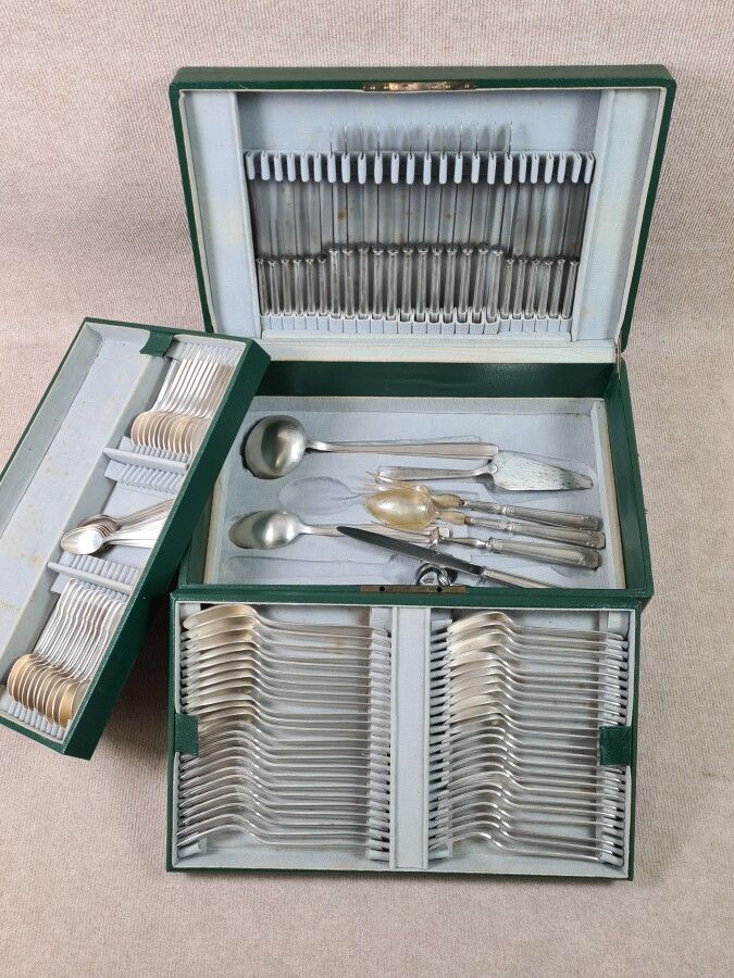Null Set di utensili domestici argentati degli anni '30 composto da: 12 coltelli&hellip;
