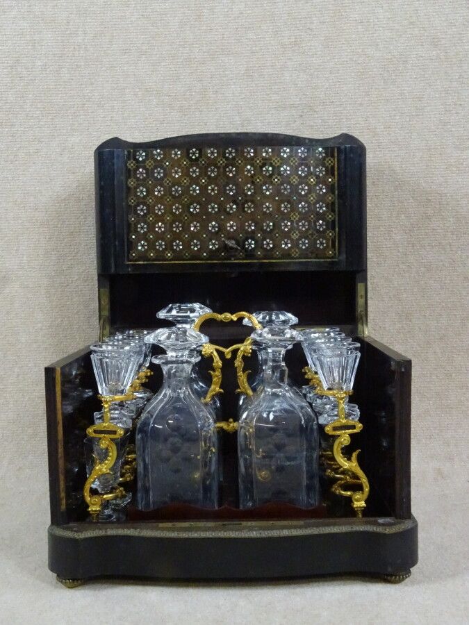 Null 一个带有珍珠母和黄铜镶嵌以及风格化的花朵装饰的酒窖，19世纪，第二帝国。封闭尺寸：25.5 x 33 x 25厘米。意外，一个破碎的瓶子，不匹配的眼镜&hellip;