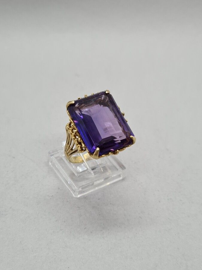 Null 一枚750毫米（18K）的金戒指，镶嵌着一颗约12克拉的祖母绿切割紫水晶。TDD : 57.毛重：11,69克