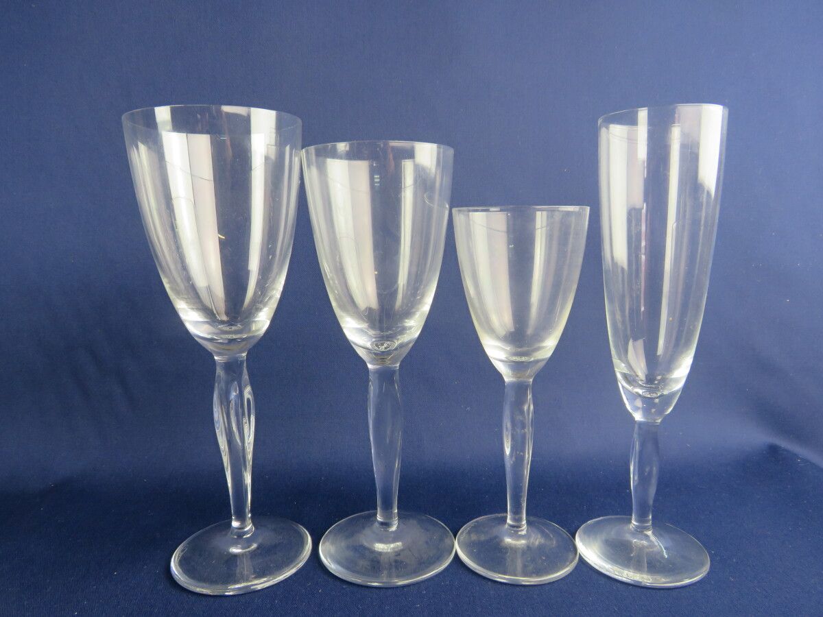 Null DAUM，水晶杯的一部分，包括：13只水杯，9只红酒杯，5只长笛，12只白酒杯。底座上有签名。