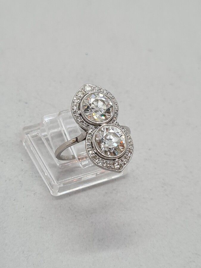 Null 铂金 "你和我 "戒指，镶有两颗老式切割钻石，每颗约重1.5克拉，并镶嵌有8/8的密钉切割钻石。TDD : 53.毛重：5.3克，狼头标志。