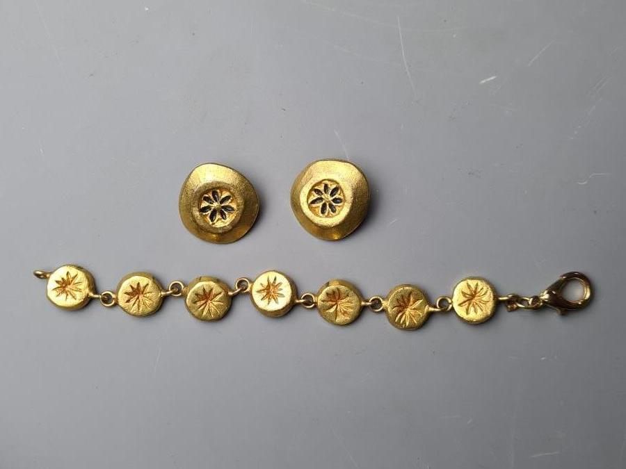 Null Attribués à Line VAUTRIN (1913-1997), un bracelet et une paire de clips d'o&hellip;